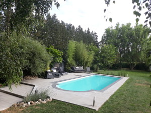 La piscine chauffée et son jardin clos